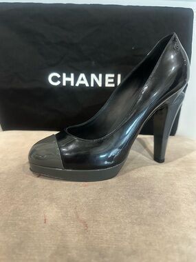CHANEL pumps